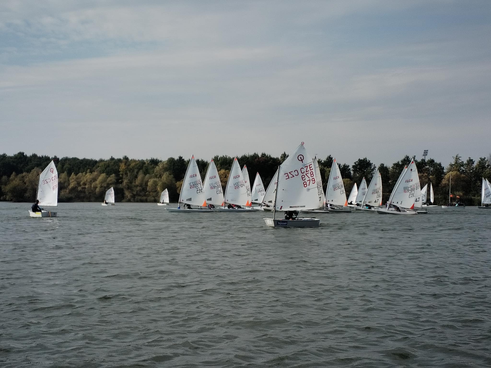 Závodní jachting na Hrubém rybníku