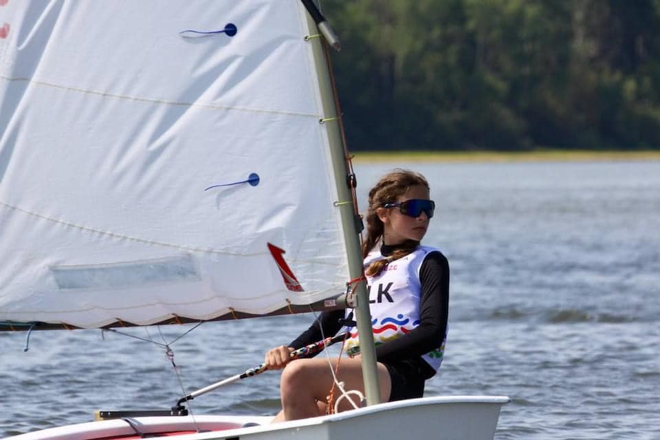 Dívka na lodi Optimist