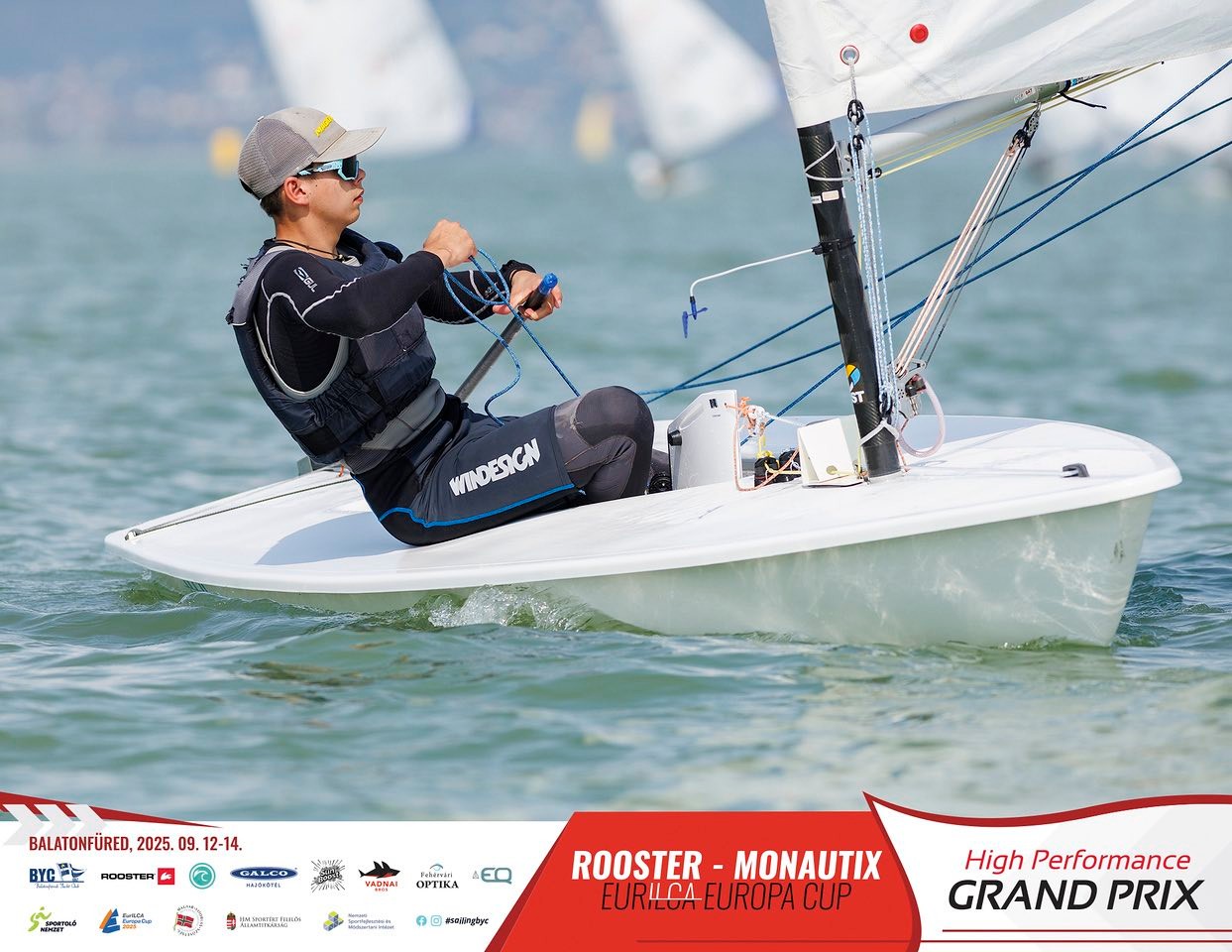 Závodník na plachtnici